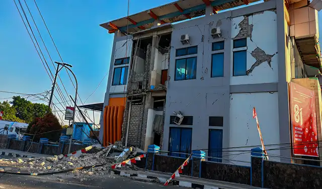 El terremoto dejó daños en oficinas y centros de trabajo. Foto: AFP