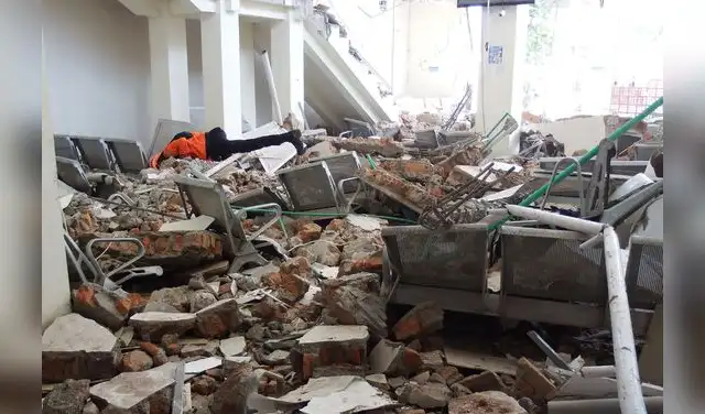 Horas antes, un sismo de magnitud 7,7 causó al menos 40 muertes y 50 heridos en Nusa Tenggara Oriental. Foto: AFP Horas antes, un sismo de magnitud 7,7 causó al menos 40 muertes y 50 heridos en Nusa Tenggara Oriental. Foto: AFP
