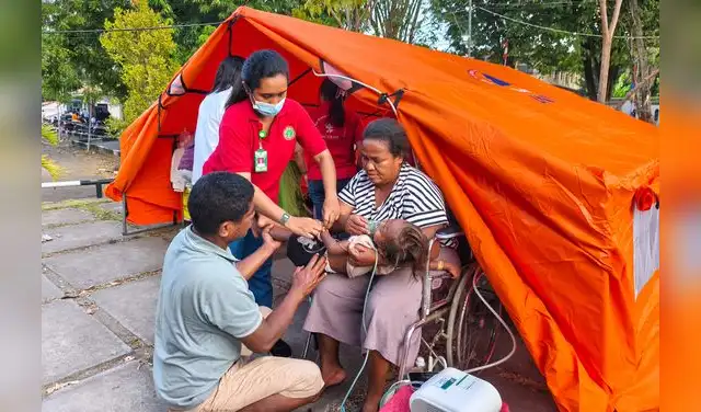 Habitantes de Maumere, una de las mayores ciudades de la isla de Flores, empezaron a trasladarse a terrenos más elevados, tras el terremoto. Foto: AFP Habitantes de Maumere, una de las mayores ciudades de la isla de Flores, empezaron a trasladarse a terrenos más elevados, tras el terremoto. Foto: AFP