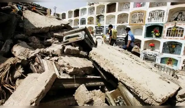 Un sismo de 7.9 destruyó la mayor parte de la infraestructura de la ciudad de Pisco y dejó un saldo de 596 fallecidos en 3 regiones. Foto: AFP Un sismo de 7.9 destruyó la mayor parte de la infraestructura de la ciudad de Pisco y dejó un saldo de 596 fallecidos en 3 regiones. Foto: AFP