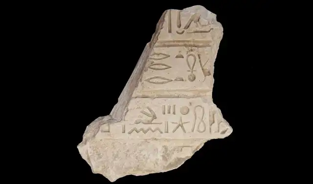 Fragmento de jeroglífico hallado en el yacimiento. Foto: Ministerio de Turismo y Antigüedades de Egipto.