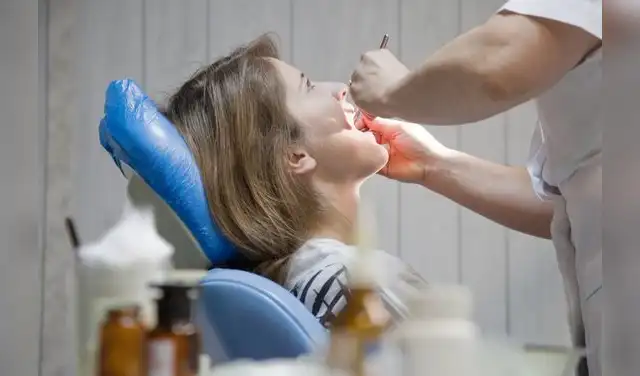Los investigadores encontraron que cada molar libera señales que inhiben el crecimiento del siguiente, afectando el desarrollo del tercer molar, conocido como muela del juicio. Los investigadores encontraron que cada molar libera señales que inhiben el crecimiento del siguiente, afectando el desarrollo del tercer molar, conocido como muela del juicio.