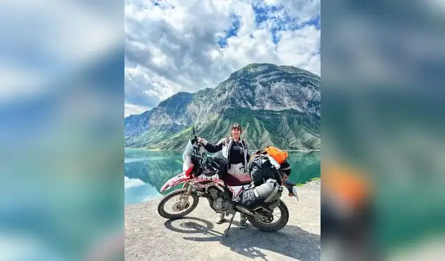 Paula Belenda con Freya, su Honda CRF 300 L con la que lleva más de 45.000 km. Foto: National Geographic Paula Belenda con Freya, su Honda CRF 300 L con la que lleva más de 45.000 km. Foto: National Geographic