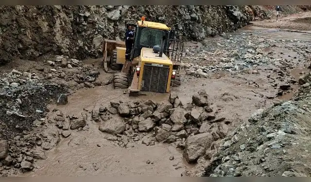 Vías bloqueadas por el deslizamiento en Arequipa Vías bloqueadas por el deslizamiento en Arequipa