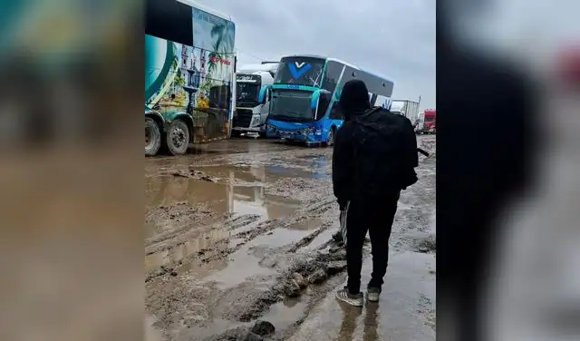 Pasajeros permanecen varados en la carretera. Pasajeros permanecen varados en la carretera.