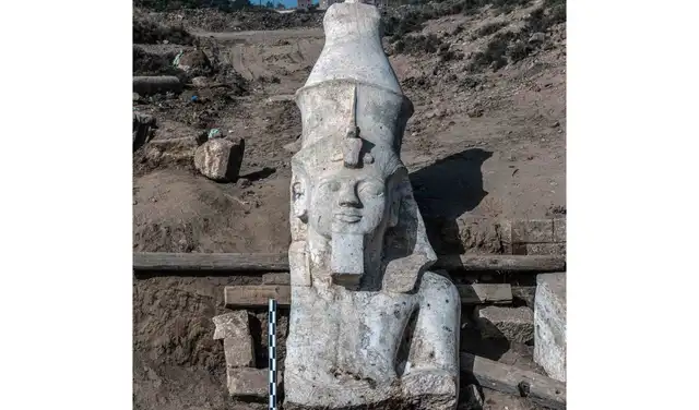 La parte superior de una estatua de piedra caliza que representa al faraón egipcio antiguo Ramsés II. Foto: City of the Baboon Project