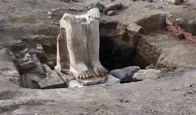 La parte inferior de la estatua fue desenterrada por primera vez en 1930 por el arqueólogo alemán Günther Roeder.