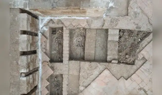 Bajo la antigua capilla aparecieron restos humanos colocados sobre el terreno y dentro de nichos funerarios. Foto: Prolima