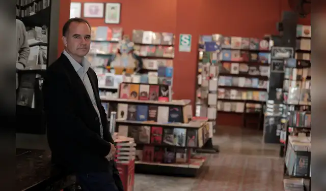 Raúl Tola: “El principal activo que tiene un medio de comunicación es su credibilidad, que hay que defender, que hay que cultivar”. En Librería El Virrey. Foto: Marco Cotrina.