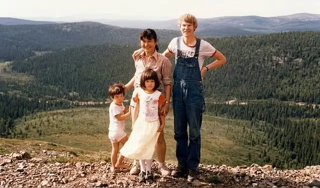 George Meegan junto a su pareja japonesa, Yoshiko Matsumoto, y sus hijos. Foto: CDN George Meegan junto a su pareja japonesa, Yoshiko Matsumoto, y sus hijos. Foto: CDN
