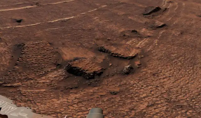 El rover Curiosity de la NASA capturó esta vista de cerca, revelando la distintiva textura de panal de abeja de estas fracturas poligonales. Foto: NASA/JPL-Caltech/MSSS