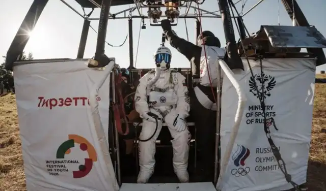 El paracaidista ruso estuvo equipado con un traje especial. Foto: Captura