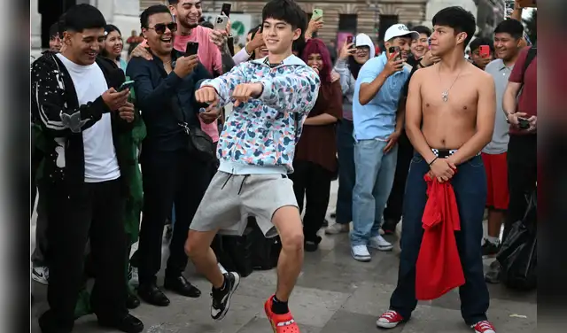 En Ciudad de México. Un joven hace un gesto hacia su oponente. Foto: AFP. En Ciudad de México. Un joven hace un gesto hacia su oponente. Foto: AFP.