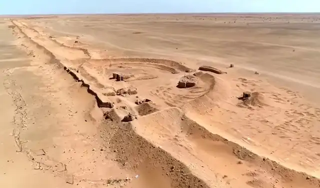 El 'muro de arena' se encuentra custodiado por soldados marroquíes. Foto: EFE El 'muro de arena' se encuentra custodiado por soldados marroquíes. Foto: EFE