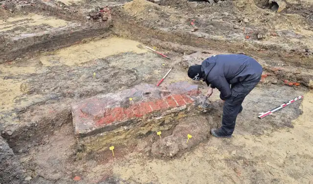 El castillo español del siglo XVI fue revelado durante las obras de construcción. Foto: VRT News El castillo español del siglo XVI fue revelado durante las obras de construcción. Foto: VRT News