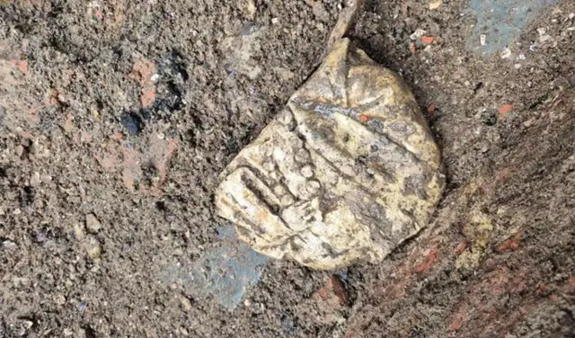 Una figurilla de oración entre otros tesoros fueron encontrados en la estructura. Foto: VRT News Una figurilla de oración entre otros tesoros fueron encontrados en la estructura. Foto: VRT News