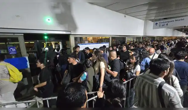Pasajeros del Metropolitano abordando uno de los buses en la estación Central. Pasajeros del Metropolitano abordando uno de los buses en la estación Central.