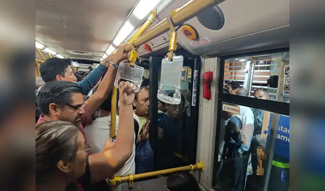 Usuarios sin poder abordar un bus del Metropolitano en paraderos contiguos a la estación Central. Usuarios sin poder abordar un bus del Metropolitano en paraderos contiguos a la estación Central.