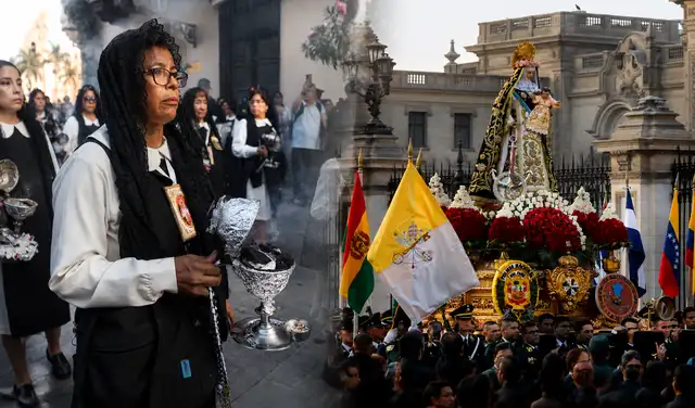 Miles de fieles abarrotan las calles de Lima en la tradicional procesión de Santa Rosa. Miles de fieles abarrotan las calles de Lima en la tradicional procesión de Santa Rosa.