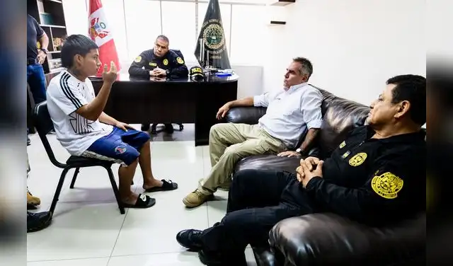 Rafael Belaunde aparece en las instalaciones de la Dirincri en Trujillo junto a mandos de la Policía Nacional durante diligencias con un intervenido.