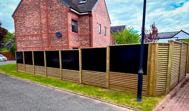 Una vivienda rodeada por un valla con paneles solares. Foto: Jacksons Fencing