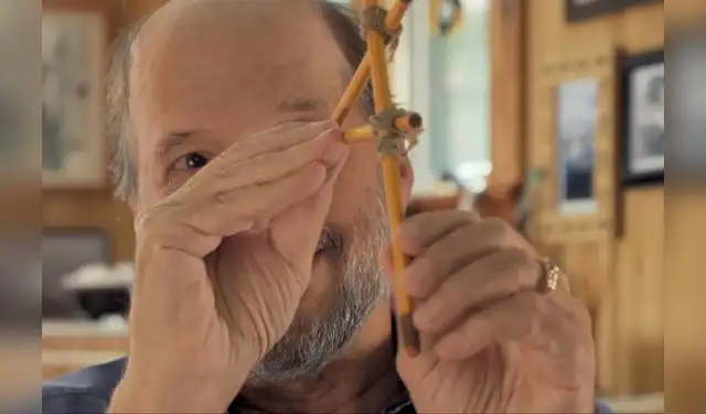 Steve Callahan muestra su sextante en el documental 
