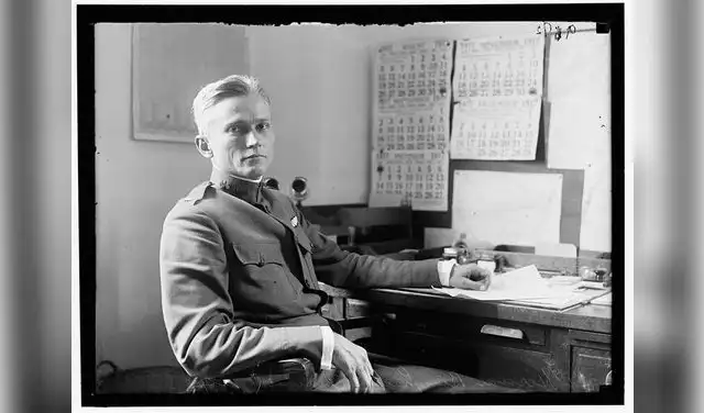 Hiram Bingham III en su escritorio en 1917. Foto: National Geographic Hiram Bingham III en su escritorio en 1917. Foto: National Geographic