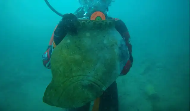 Un fragmento de una jarra antigua encontrado en el yacimiento arqueológico. Foto: Elizaveta Romashkina