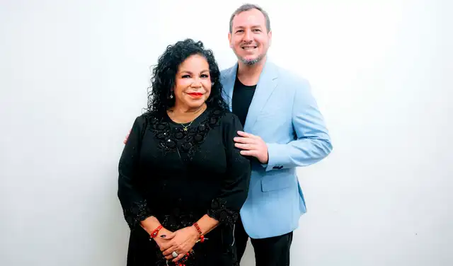 Javier Arias agradece a Eva Ayllón por su incondicional apoyo.