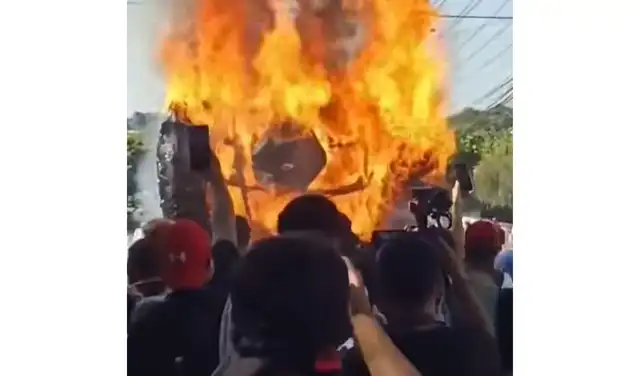 La estructura es demasiado alta para ser un vehículo policial. Foto: Facebook