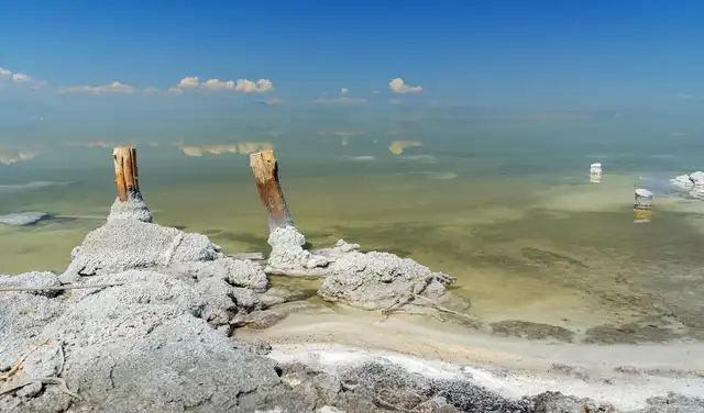 Cristales de sal en el lago Urmia. Foto: Britannica