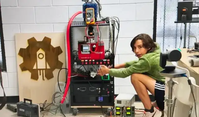 Bajo la supervisión de un adulto y con estrictas medidas de seguridad, Aidan McMillan, alumno de séptimo grado, dedicó cuatro años a construir un dispositivo de fusión nuclear. Foto: Shirin Foroudi
