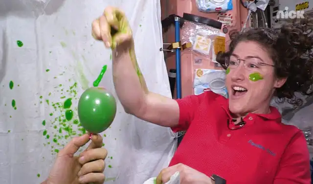 La astronauta Christina Koch fue cubierta con el slime de Nickelodeon. Foto: NASA La astronauta Christina Koch fue cubierta con el slime de Nickelodeon. Foto: NASA
