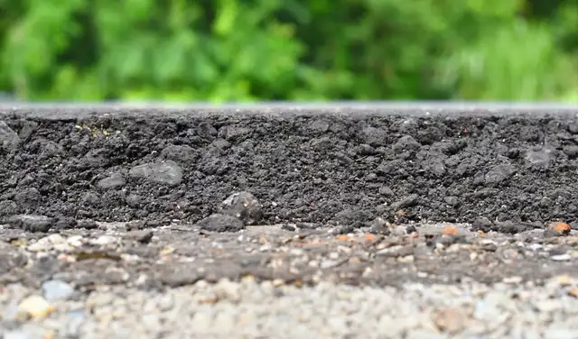 En lugar de terminar como basura, las botellas se procesaron para pavimentar carreteras. Foto. Dow