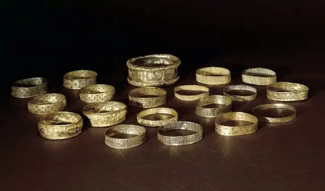 Una serie de brazaletes de oro, uno de ellos con una inscripción dedicada a Juliane, todos hallados en el tesoro de Hoxne en 1992. Foto: Museo Británico