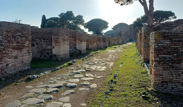 Las antiguas calles de Ostia, el puerto marítimo de Roma en la desembocadura del río Tíber, aún son visibles hoy en día. Foto: Tom Brughmans