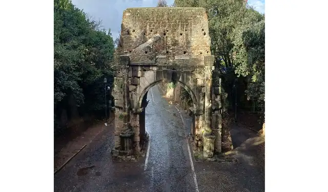El Arco de Druso en Roma se encuentra cerca del inicio de la Vía Apia, una antigua y famosa calzada romana que todavía se utiliza en la actualidad. Foto: Tom Brughmans