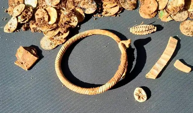 Además de monedas de plata procedentes de diversos lugares, el tesoro contiene joyas de plata y Además de monedas de plata procedentes de diversos lugares, el tesoro contiene joyas de plata y