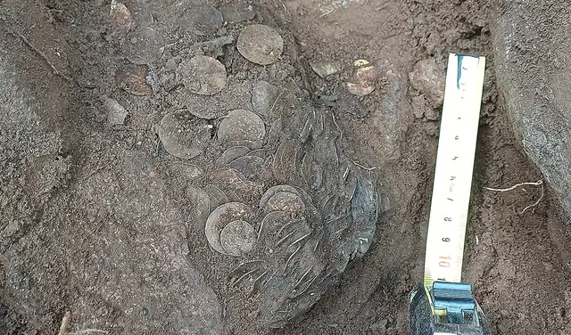 El tesoro había sido colocado en dos recipientes de corteza que luego fueron enterrados a varios metros de distancia. Foto: Museo de Lahti El tesoro había sido colocado en dos recipientes de corteza que luego fueron enterrados a varios metros de distancia. Foto: Museo de Lahti