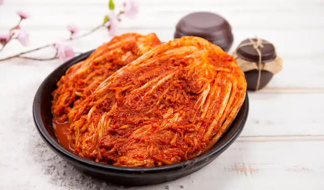 La bacteria mencionada Leuconostoc mesenteroides CBA3656, fue aislada del kimchi, pero eso no significa que todas las variedades comerciales o caseras contengan exactamente esa misma cepa en la misma cantidad.