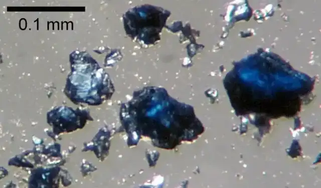 El mineral de color azul que se forma bajo presiones y temperaturas altas. Foto: Steve Jacobsen El mineral de color azul que se forma bajo presiones y temperaturas altas. Foto: Steve Jacobsen