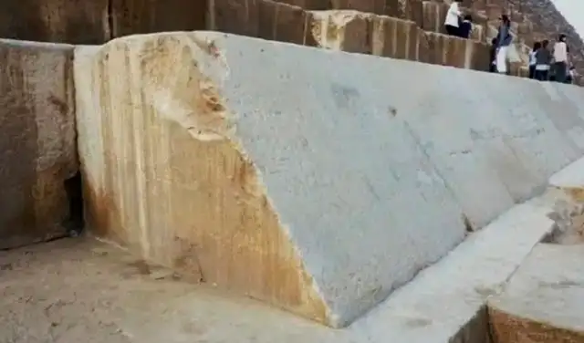 Base de la pirámide de Keops con los pocos bloques de piedra caliza que aún se conservan del revestimiento. Foto: Alberto Donini/Universidad de Bolonia Base de la pirámide de Keops con los pocos bloques de piedra caliza que aún se conservan del revestimiento. Foto: Alberto Donini/Universidad de Bolonia