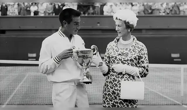1959. Alejandro Olmedo y la duquesa de Kent, en Wimbledon. Foto: Difusión.