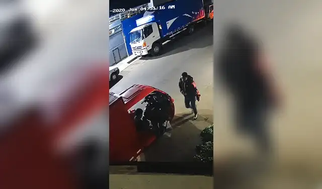 Filmado. “Jhonsson Pulpo” a punto de asesinar a la comerciante Juliana Eustaquio Gonzáles, de 60 años. Foto: La República Filmado. “Jhonsson Pulpo” a punto de asesinar a la comerciante Juliana Eustaquio Gonzáles, de 60 años. Foto: La República