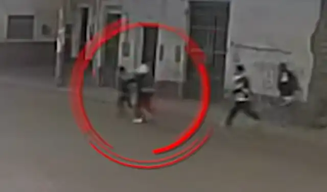 Las investigaciones identifican a un joven de 17 años como el presunto agresor, quien enfrenta cuatro meses de internamiento preventivo. Las investigaciones identifican a un joven de 17 años como el presunto agresor, quien enfrenta cuatro meses de internamiento preventivo.