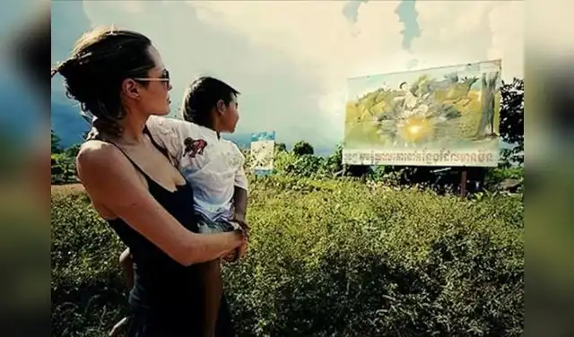 Angelina Jolie junto a su hijo Maddox visitando Camboya en el año 2003. Foto: Maddox Foundation