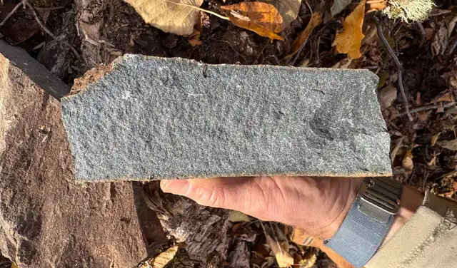 Una roca fundida por el impacto hace 390 millones de años. Se forma a partir de la temperatura y la presión de un impacto. Foto: CBC/Gordon Osinski