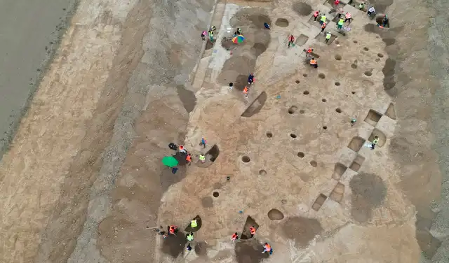 Vista aérea de las excavaciones arqueológicas a lo largo de la futura autopista D55 en la República Checa. Foto: Centro Arqueológico de Olomouc Vista aérea de las excavaciones arqueológicas a lo largo de la futura autopista D55 en la República Checa. Foto: Centro Arqueológico de Olomouc