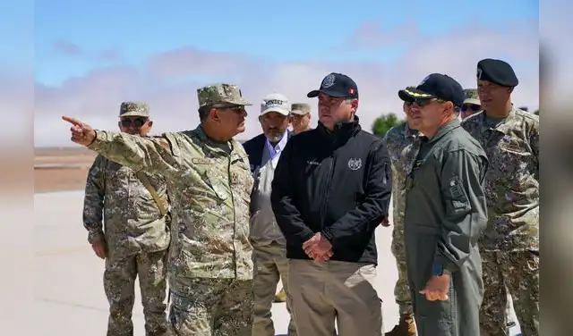 El comandante general del Ejército, Oswaldo Calle, con el ministro de Defensa, Rafael Belaunde, en el CEMAE cuando se presentaron los tres helicópteros, entre ellos "La Bestia". Foto: Mindef  