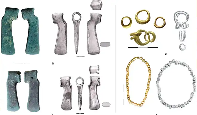 El tesoro de Cocoșești: hachas de cobr, anillos de oro para el cabello y cuentas de oro. Foto: Springer Nature El tesoro de Cocoșești: hachas de cobr, anillos de oro para el cabello y cuentas de oro. Foto: Springer Nature
